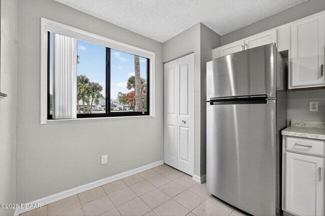 Building Photo - 168 W Sandalwood Ct