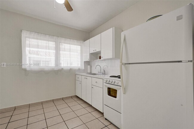 Building Photo - 7300 Byron Ave