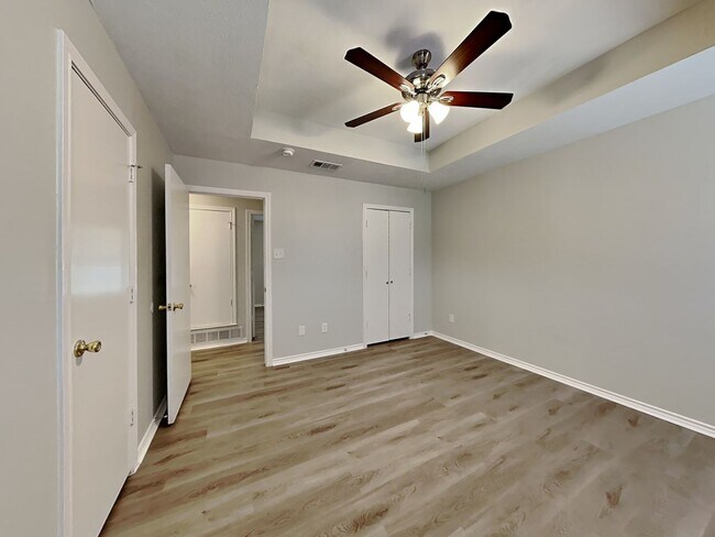 Building Photo - Spacious 3-Bed, 2-Bath Home with Garage, F...