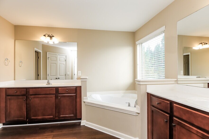 Building Photo - 6025 Gladiola Way