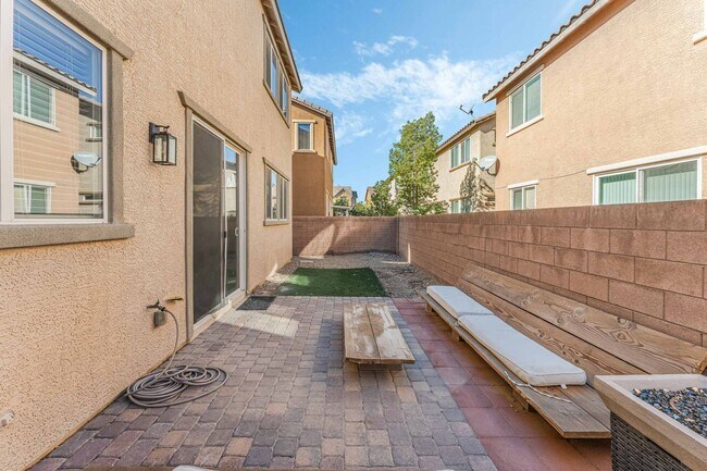 Building Photo - 3 BEDROOM IN HENDERSON WITH COMMUNITY POOL...