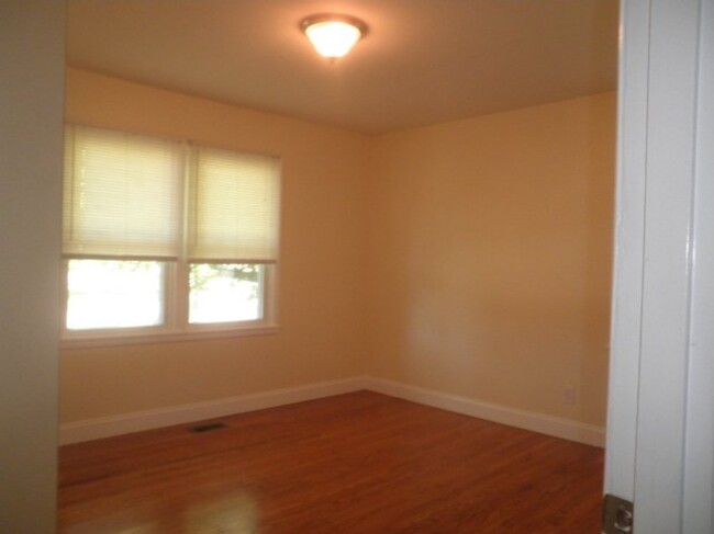 Building Photo - 824 Chambers Dr NE