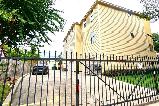 Building Photo - 2919 Rosewood St