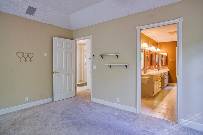 Building Photo - Lake Balboa Area| Home| Unfurnished