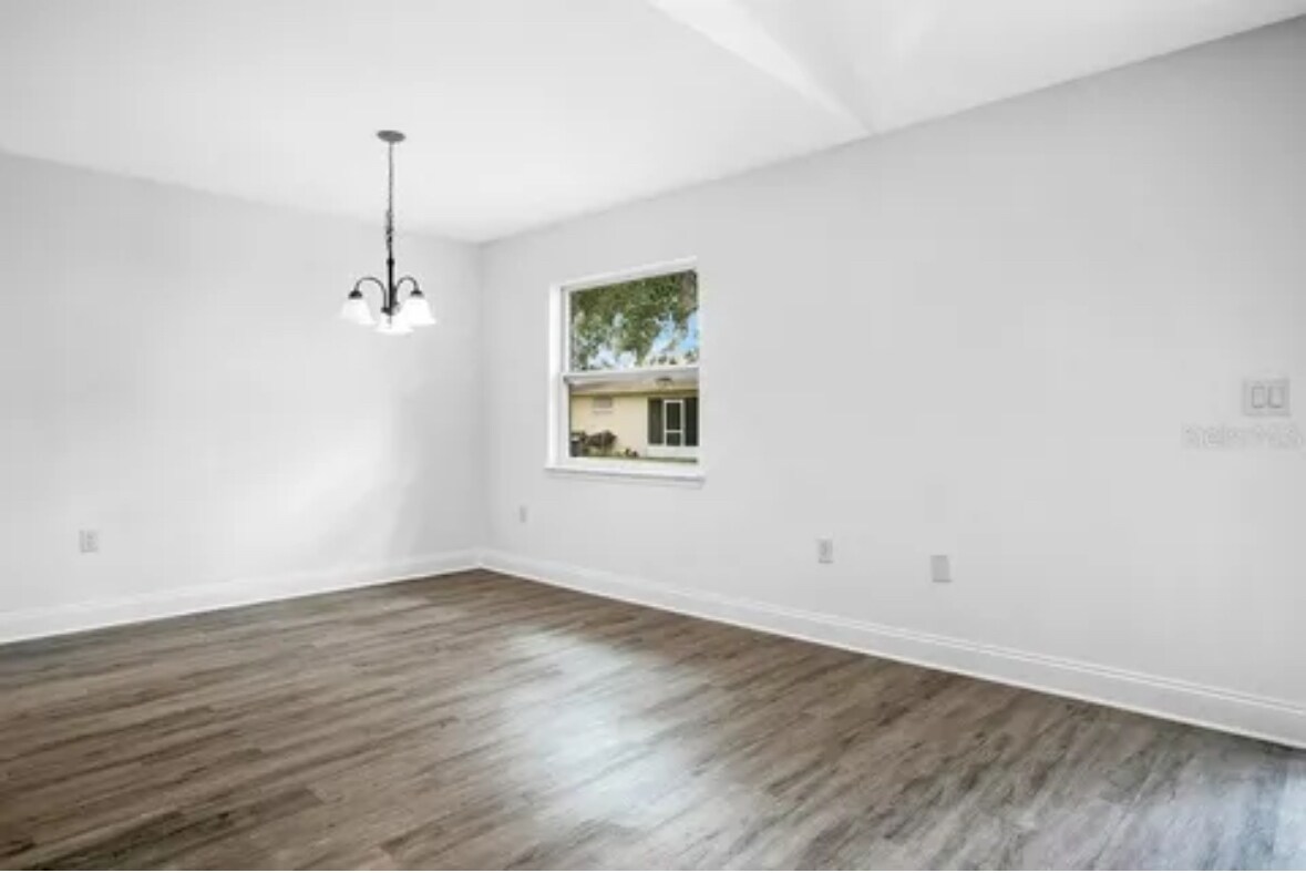 Building Photo - 415 Lark Ct