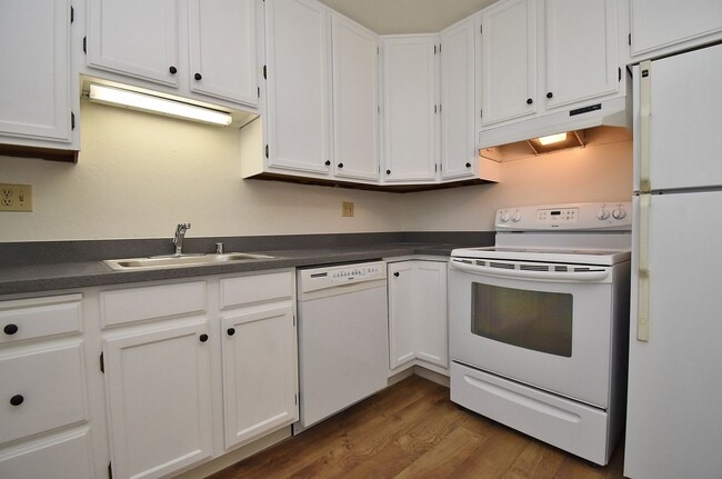 Building Photo - MOVE-IN SPECIAL! 50% OFF 1st MONTH's RENT! $2,290 / 2 BR - CONVENIENT CASTRO VALLEY APARTMENT