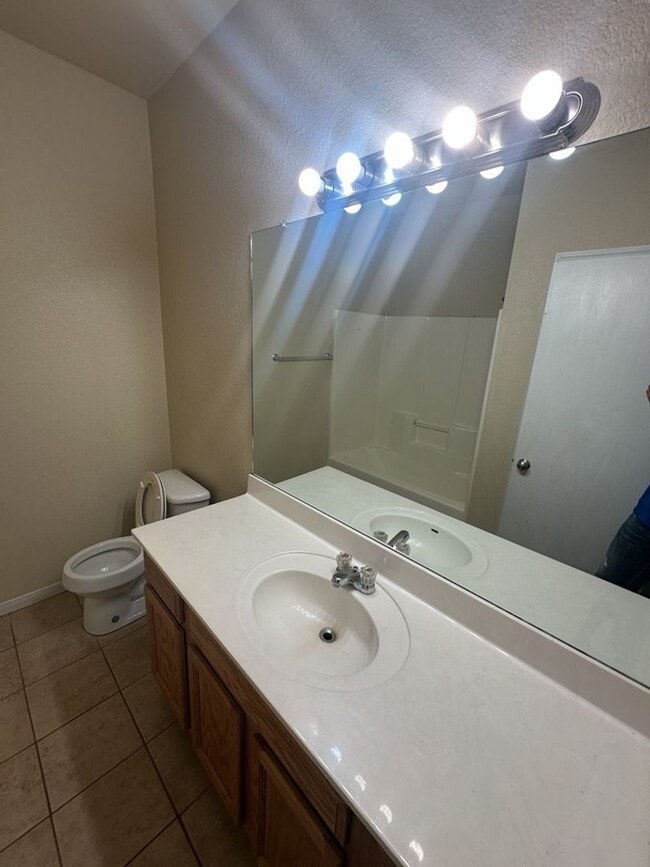 Building Photo - AVAILABLE NOW!!