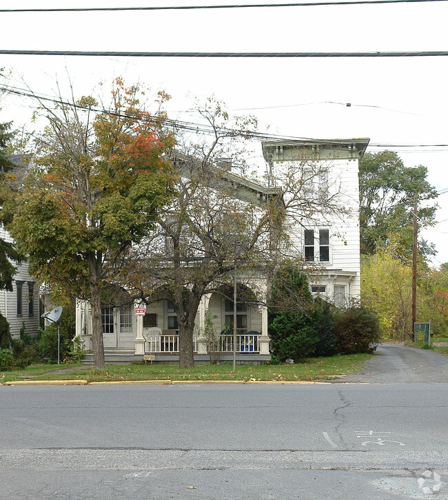 Building Photo - 68 Green St