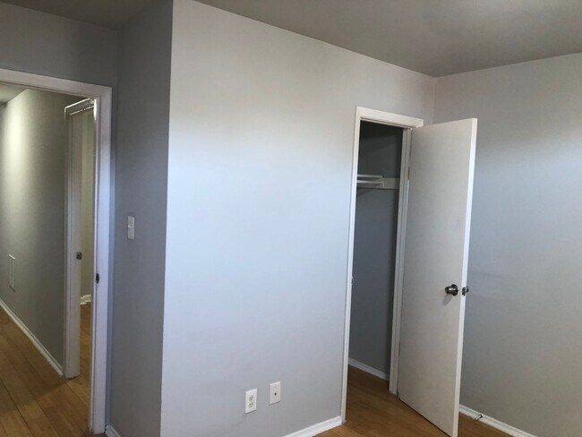 Building Photo - 2 bedroom 1 bathroom recently renovated in Baltimore city