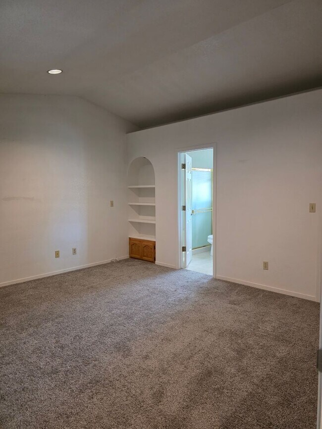 Building Photo - Townhouse Available - Cats OK