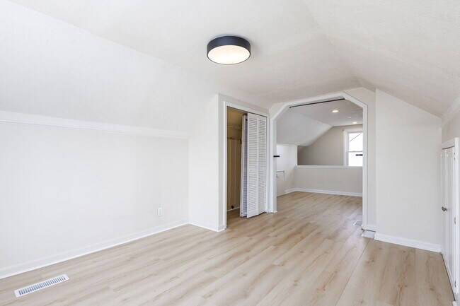 Building Photo - 880 E Rowland Ave