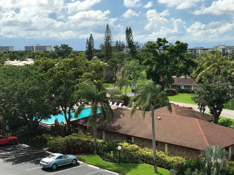 Building Photo - 3000 N Palm Aire Dr