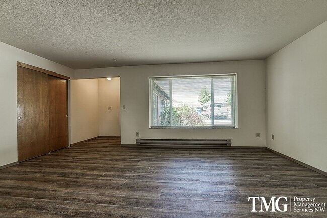 Building Photo - 2 Bedroom Duplex W/ attached garage in Was...