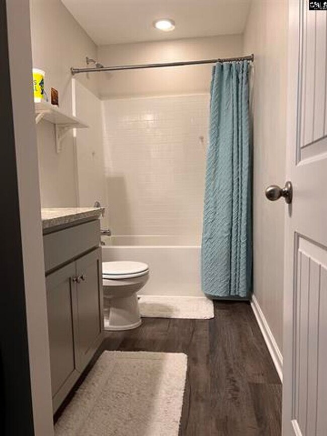 Building Photo - Beautiful Elgin Home with 4 Bedrooms, Smar...