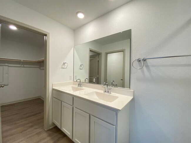 Building Photo - 123 Sweetwater Crk Ln