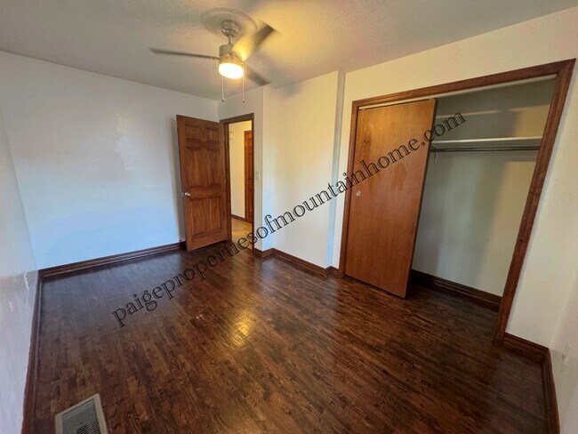 Building Photo - 702 Thorn St