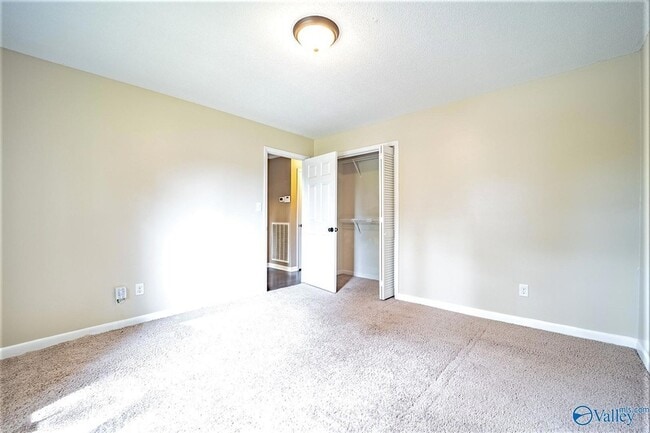Building Photo - 710 Crestview Dr