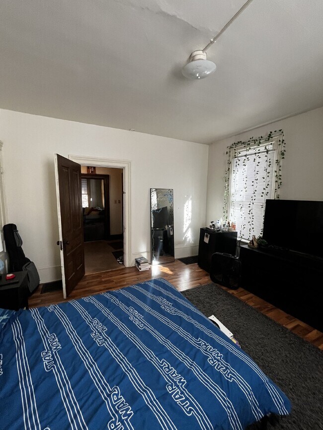 Building Photo - Huge 6 Bed 2 Bath close to UWEC