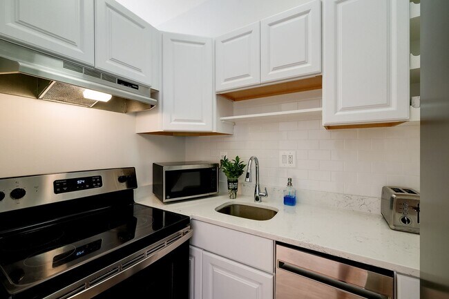 Building Photo - Heart of Dupont Move-in Ready Studio at the Historic Cairo Condominium! Utilities Included!