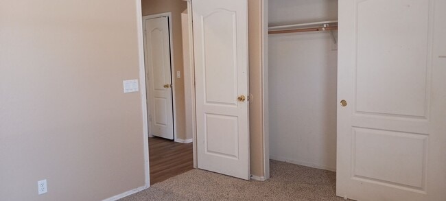 Building Photo - Warm, Inviting 3 Bed / 2 Bath Home in Surp...