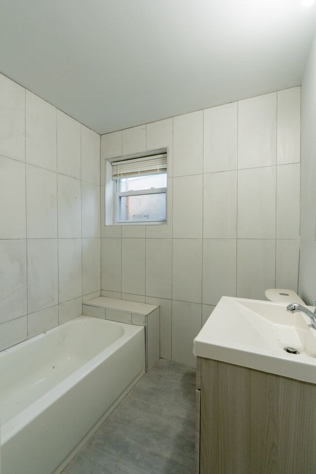 Building Photo - Newly Rehabbed 4 bedroom 2 full bathrooms ...