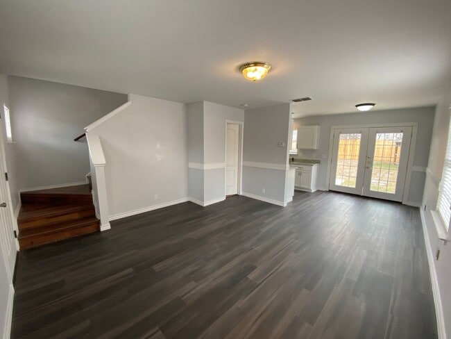 Building Photo - Newly Remodeled!