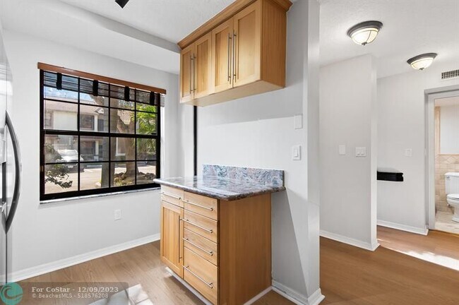 Building Photo - 251 City View Dr