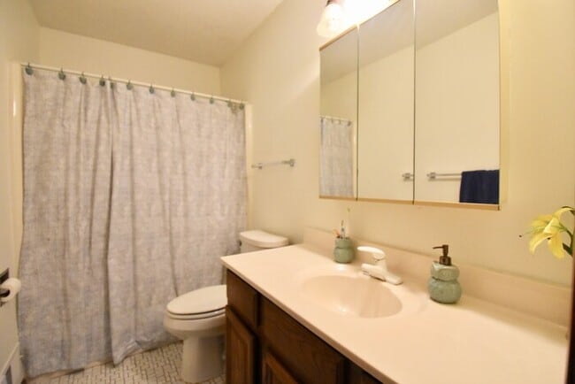 Building Photo - Available November 1st - updated 3 bed, 2....