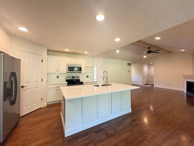 Building Photo - WELCOME HOME!