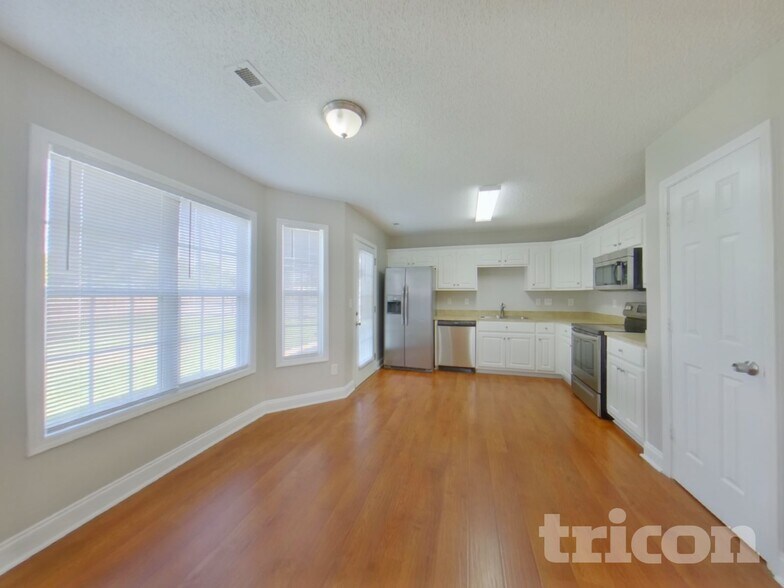 Building Photo - 323 Dexter Pl