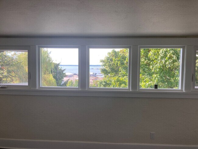 Building Photo - 717 N Forest St