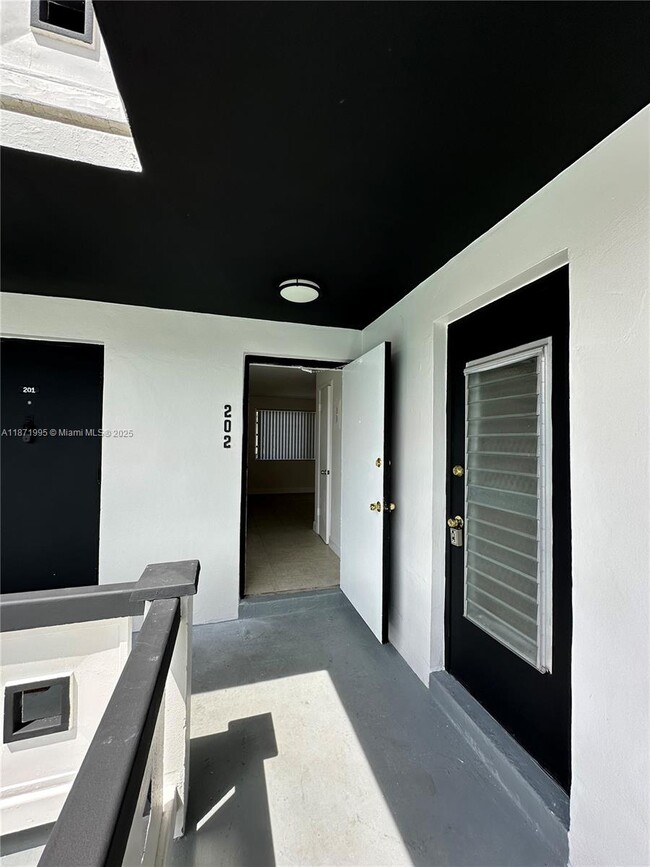 Building Photo - 1715 N 16th Ave