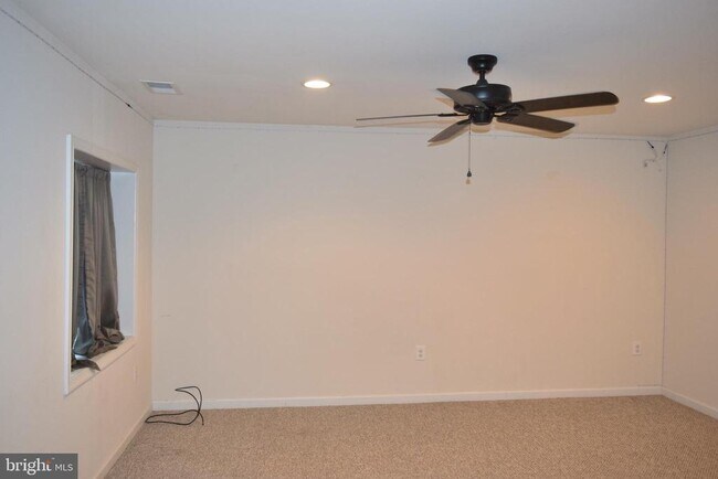 Building Photo - 8659 Rosecrans Ln