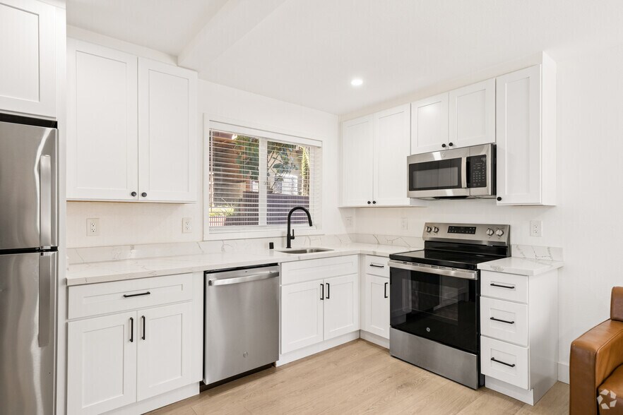 3BR, 1BA - 692SF - Kitchen - 12 Panoramic