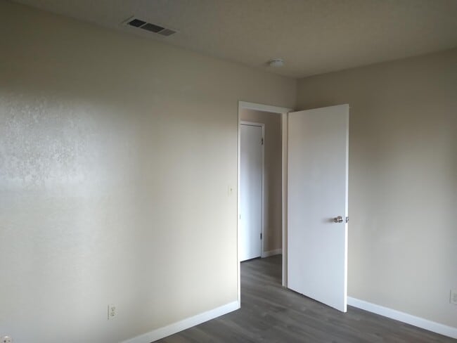 Building Photo - 4504 N Valentine Ave