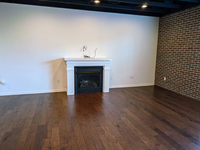 Building Photo - AVAILABLE NOW! Luxurious and Modern 3-4 Bedroom / 3.5 Bath Townhome in the Twin Lakes Community!