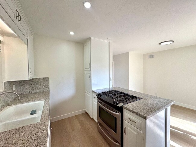 Building Photo - Updated 2 Bed, 1 Bath Home with Detached Office Space