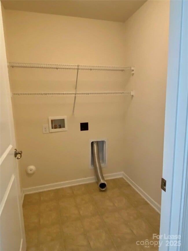 Building Photo - 2601 Silverthorn Dr