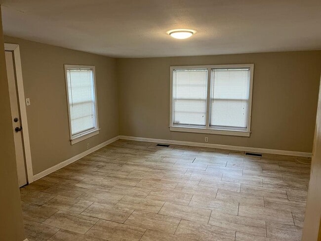 Building Photo - 3 bed/ 1 bath house, fenced-in yard! Avail...