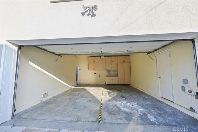 Building Photo - 411 Goldenrod Ave
