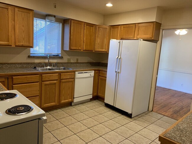 Building Photo - STUDENTS WELCOME! Spacious 5 Bed 2 Bath Ranch Home