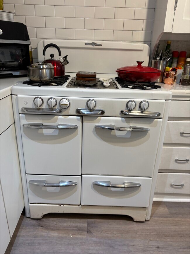 Building Photo - 839 N Orange Dr