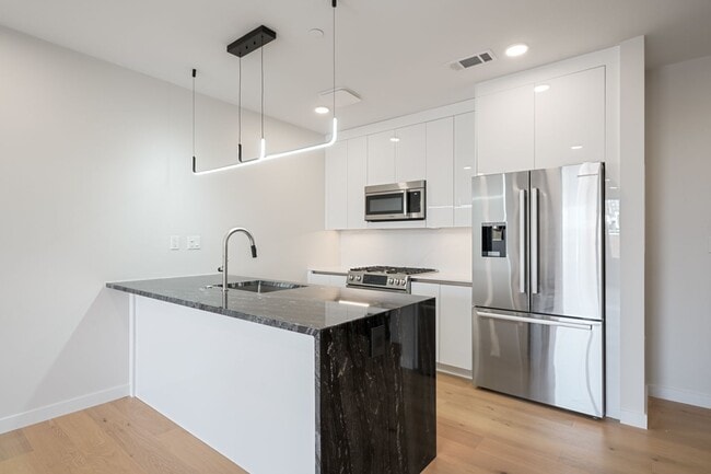 Building Photo - 194 Sumner St