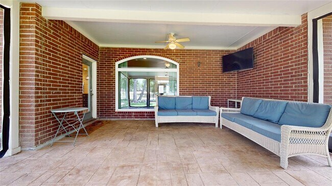 Building Photo - 1323 Hillside Forest Dr