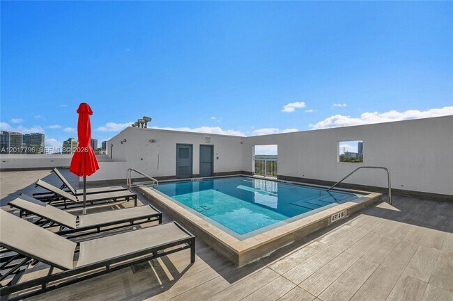 Building Photo - 2740 SW 28th Terrace