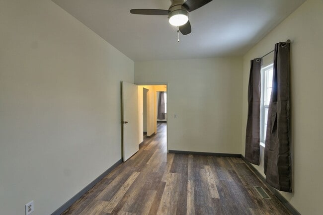 Building Photo - 2 Bedroom 1 Bath- House
