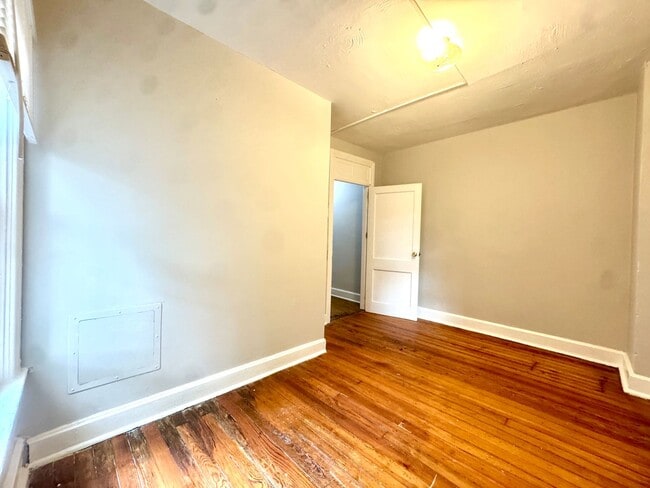 Building Photo - 3 BR, 1 Bath home Fenced in Yard