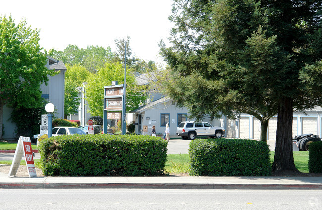 Building Photo - Creekside Apartments