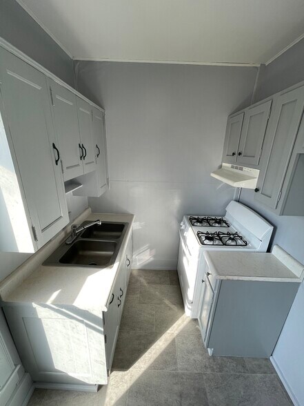 Building Photo - 404 Scammel St