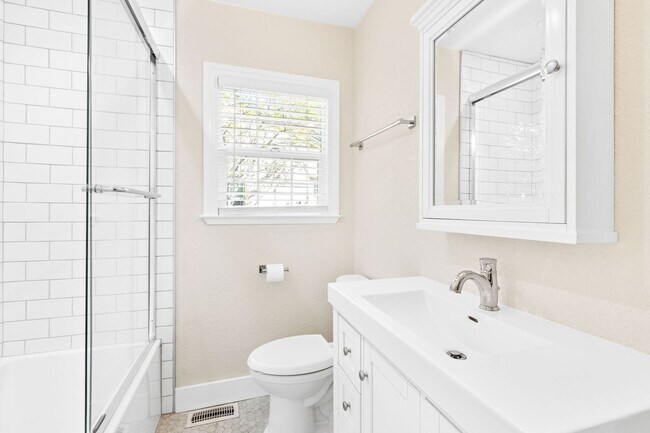 Building Photo - Charming & Spacious Single Family Home